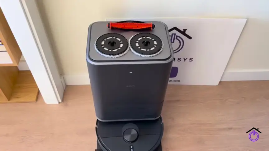robot xiaomi en su estación con accesorios