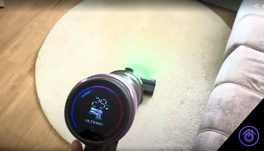 aspiradora ultenic u20 aspirando alfombra beige