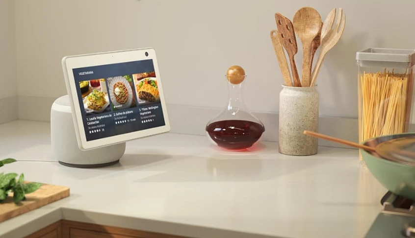 altavoz inteligente con pantalla Echo Show 10 de última generación en la cocina