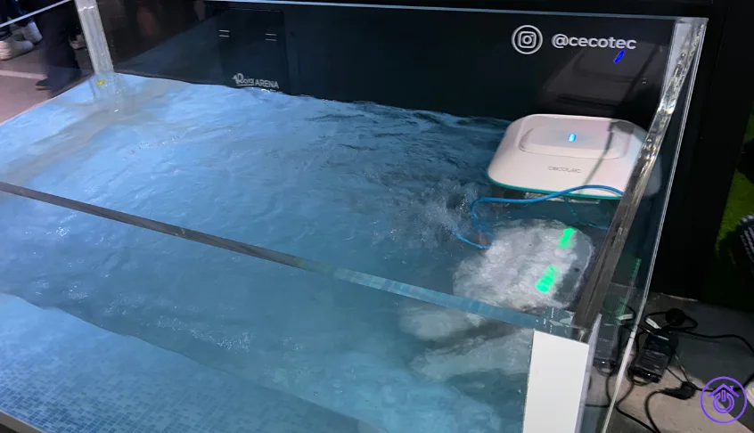 robot-limpiafondos-cecotec robot limpiafondos de Cecotec limpiando una piscina
