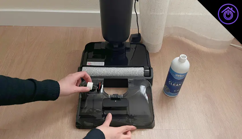 añadir producto de fregado deposito de agua fregona eureka