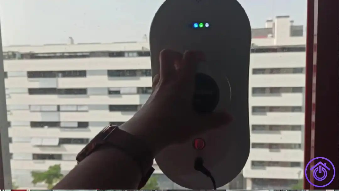 silvia probando un robot limpiacristales en las ventanas de casa