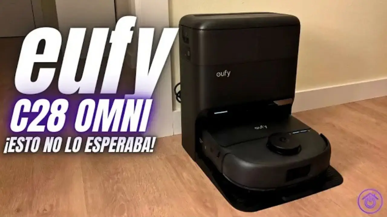 Silvia Jiménez probando el Eufy C28 Omni con autovaciado en Hogarsys