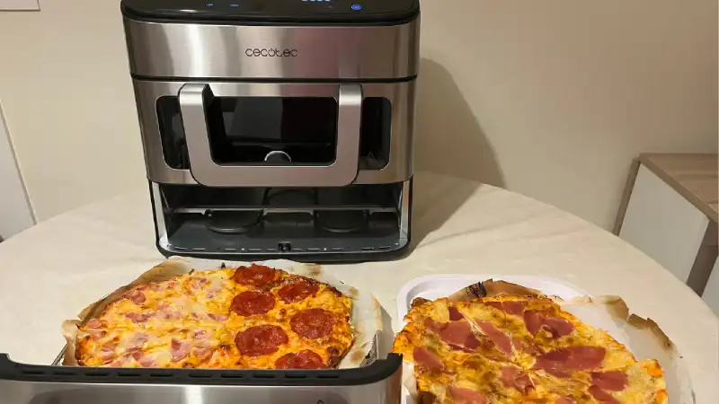 Dos pizzas preparadas en la Cecofry FoodCourt 18000 4Pizza con la zona inferior abierta