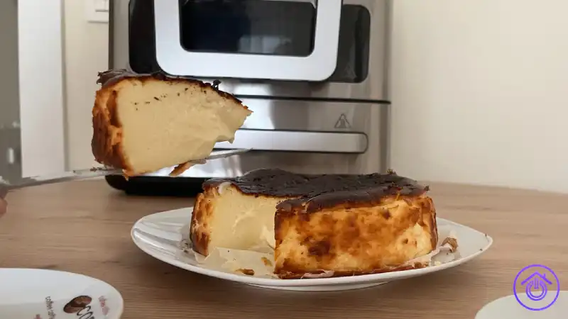 Tarta de queso cortada para mostrar el interior después de cocinarla en la Cecofry FoodCourt