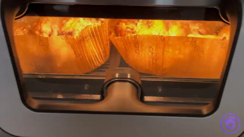 Alitas cocinándose con la luz interior encendida en la Cecofry FoodCourt 18000 4Pizza