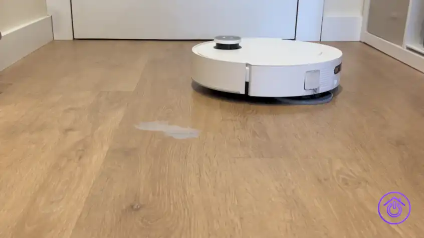 Xiaomi Robot Vacuum 5 Pro fregando una mancha en casa durante las pruebas